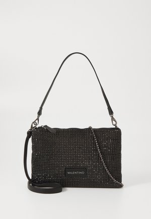 Sac d'épaule Valentino noir avec petits strass, bandoulière en cuir et détail chaîne argentée sur fond uni.