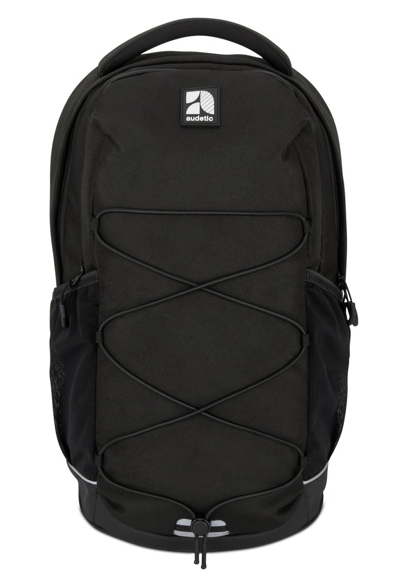 Rucsac negru dintr-o țesătură texturată, dotat cu un cord elastic frontal, buzunare laterale din plasă și o mânere de sus. Logo în partea superioară.