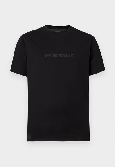 Μαύρο κοντομάνικο T-shirt με στρογγυλή λαιμόκοψη και διακριτικό σκούρο ανάγλυφο λογότυπο Emporio Armani στο στήθος, σε λευκό φόντο.