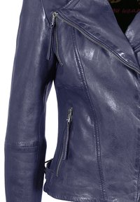 Lila Lederbikerjacke mit glänzender Oberfläche, ausgestattet mit mehreren Reißverschlusstaschen und einem asymmetrischen Reißverschluss vorne.