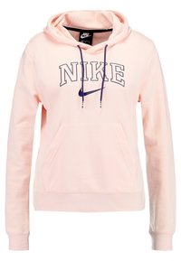 Ljusrosa Nike-hoodie med framficka, marinblå snoddar och marinblå Nike-logotyp samt text på bröstet.
