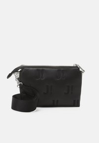 Borsa in pelle sintetica nera con logo "J!" in rilievo, chiusura con zip e tracolla in tessuto rimovibile. Presenta una texture liscia e una forma rettangolare.
