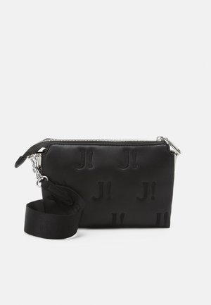 Borsa in pelle sintetica nera con logo "J!" in rilievo, chiusura con zip e tracolla in tessuto rimovibile. Presenta una texture liscia e una forma rettangolare.