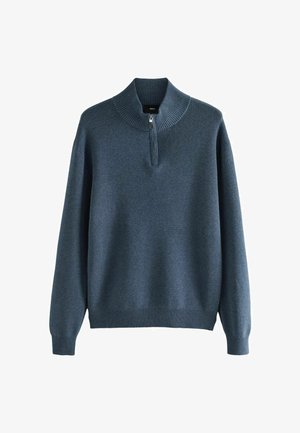 Mørkeblå strikket sweater med høj, ribbet krave og halv-lynlås foran. Lange ærmer samt ribbede manchetter og kant. Blød tekstur.
