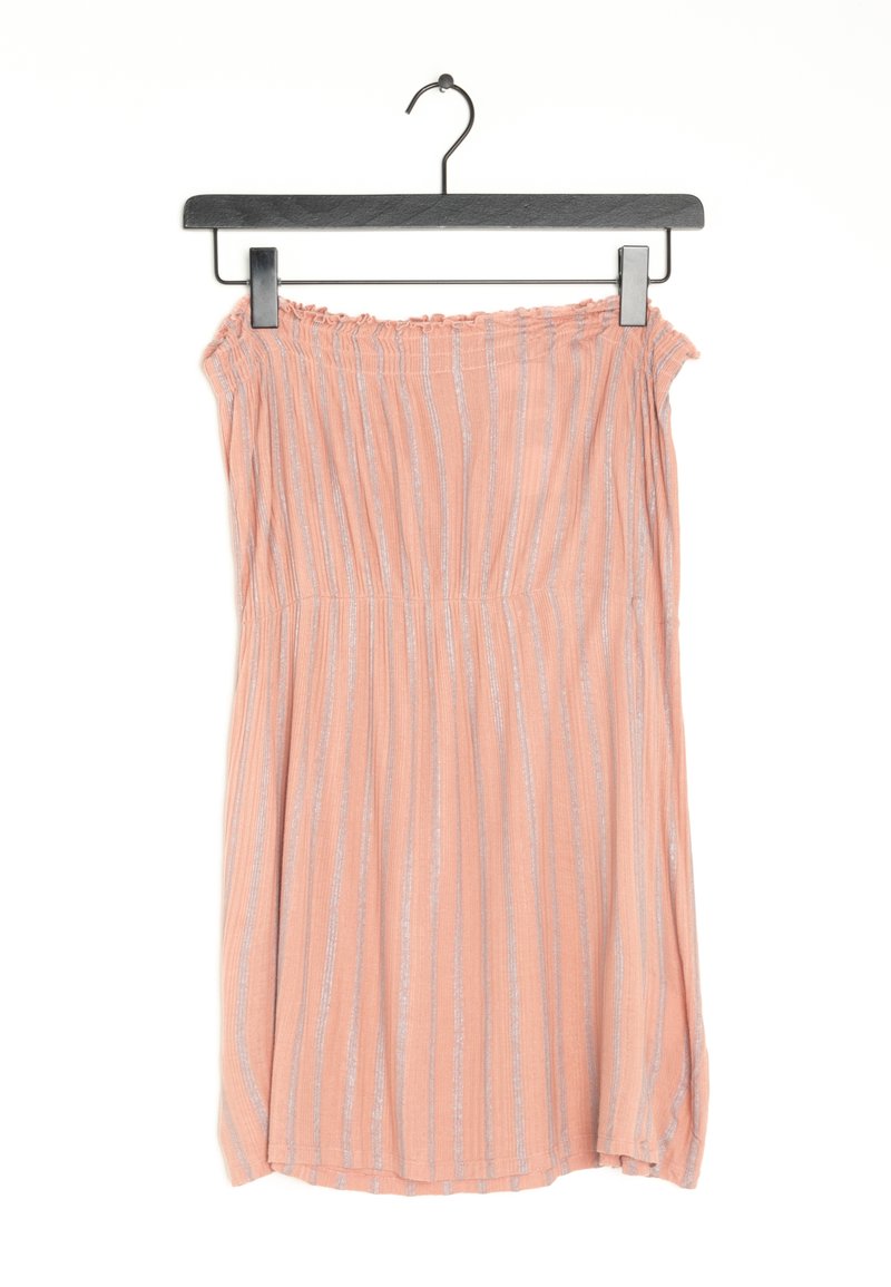 Robe pêche sans bretelles avec des rayures verticales argentées suspendue sur un cintre noir sur fond blanc.