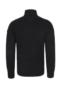 Czarny sweter z wysokim kołnierzem, wykonany z gładkiego dzianinowego materiału. Długie rękawy oraz ściągacze u dołu i przy mankietach, bez widocznych logo lub wzorów.