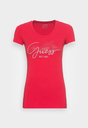 Rood nauwsluitend T-shirt met korte mouwen en ronde halslijn, met de tekst "Guess EST. 1981" en een verspreid stippenpatroon op de voorkant.