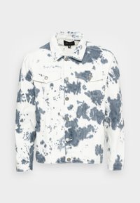 Chaqueta de mezclilla blanca con patrón de teñido en anudado gris oscuro, botones metálicos, dos bolsillos en el pecho con solapa y un cuello, talla mediana, vista frontal.