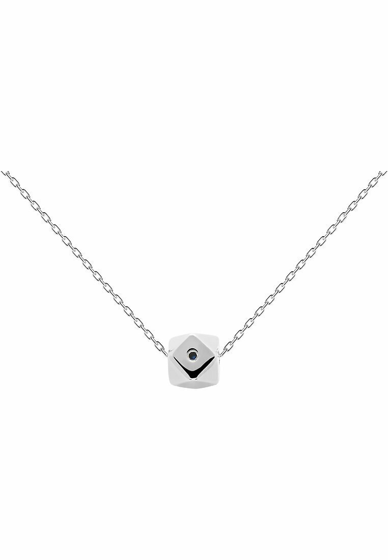 Collana d'argento con un pendente geometrico caratterizzato da un design sfaccettato e una pietra blu al centro, sospeso a una delicata catena.