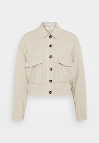 Korte, beige jas van gestructureerde stof, met een knoopsluiting aan de voorkant, twee borstzakken en een klassieke kraag met bruine knopen.