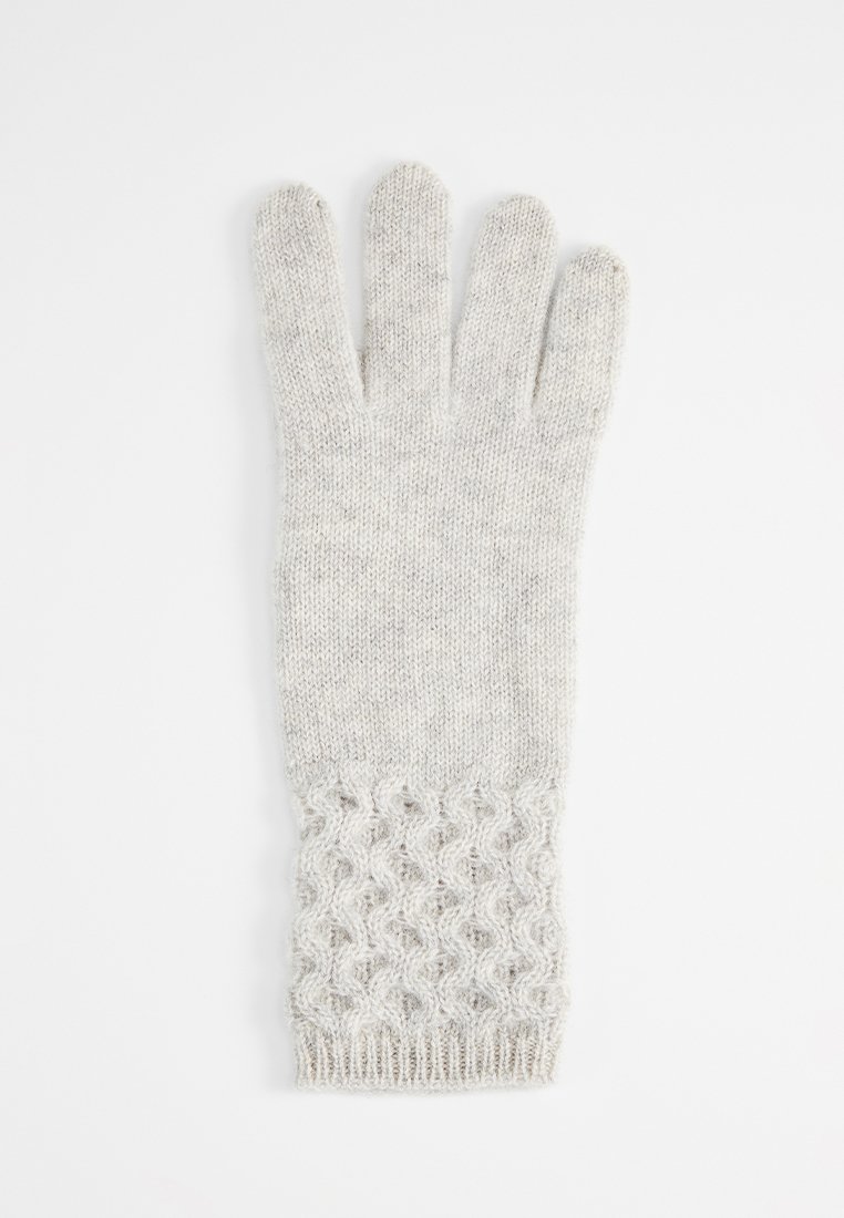 Graue gestrickte Handschuh mit einem strukturierten, Kabelstrickmuster am Handgelenk. Verfügt über fünf Finger und eine weiche, warme Stoffkonstruktion.