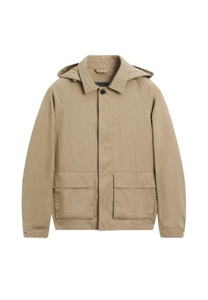 Beige gewatteerde jas met capuchon, knoopsluiting, twee grote klepzakken aan de voorkant en lange mouwen met drukknopen aan de manchetten.