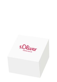 Witte rechthoekige doos met schuine bovenkant, voorzien van het rode "s.Oliver" logo en de tekst "FASHION FOR LIFE". Glad oppervlak, eenvoudig ontwerp.