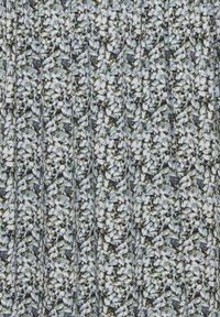 Tissu à motif floral présentant des fleurs blanches et bleues sur un fond vert foncé et noir, avec un design texturé et plissé.