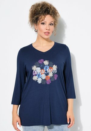 T-shirt à manches longues bleu marine avec un col en V, doté d'un graphique floral et du texte "HUMEUR DÉCONTRACTÉE" en blanc. Tissu doux, coupe décontractée.