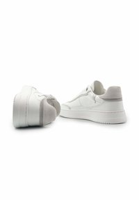 Witte leren sneakers met grijs suède accenten, ronde vorm, vetersluiting en gestructureerde rubberen zool. Voorzien van een gegraveerd logo op de hiel.