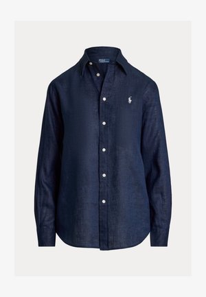 Camisa azul marino de lino de manga larga con cuello abotonado, con un logotipo en el pecho izquierdo y pequeños botones blancos.