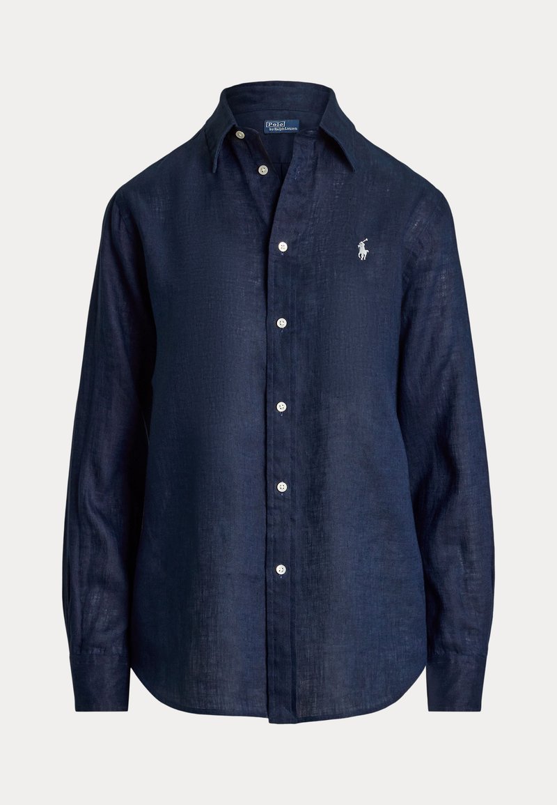 Mörkblå långärmad linneskjorta med knappkrage, med en logotyp på vänster bröst och små vita knappar.
