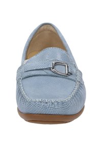 Hellblaue Lederloafers mit strukturiertem Finish, gesteppten Details und einem kleinen metallenen Schnallenakzent am oberen Riemen.