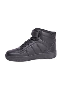 Zapatilla alta negra de piel sintética con cuello acolchado, cordones y una correa de velcro. Cuenta con suela de goma texturizada y rayas laterales.