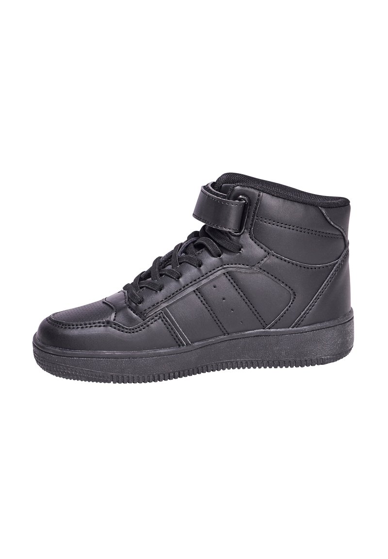 Zapatilla alta negra de piel sintética con cuello acolchado, cordones y una correa de velcro. Cuenta con suela de goma texturizada y rayas laterales.