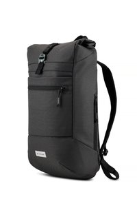 Sac à dos en textile noir au design épuré, avec une poche zippée à l'avant, des bretelles rembourrées et un patch logo en bas.