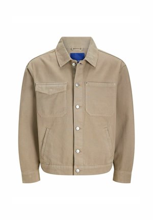 Veste en denim beige avec deux poches poitrine, des poches latérales et des fermetures à pression. Elle possède un col classique et une doublure intérieure bleue.