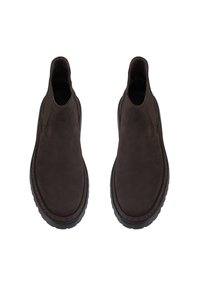 Bottines en daim marron avec des panneaux élastiques sur les côtés et une semelle en caoutchouc. Bout arrondi et détails cousus autour de la semelle.