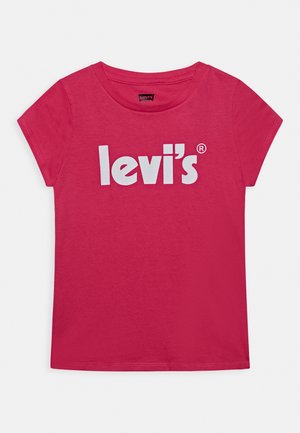 Camiseta de manga corta de color rosa brillante con cuello redondo y un gran logo blanco de Levi's centrado en el frente.
