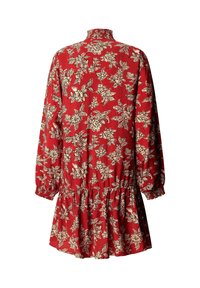 Rode stoffen jurk met lange mouwen, bloemenprint in beige en crème, gerimpelde kraag en gelaagd rok ontwerp.