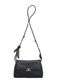 Borsa a mano in pelle nera di forma rettangolare, con chiusura metallica, tracolla annodata e etichetta di tessuto con testo. Texture liscia.