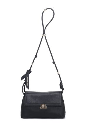 Borsa a mano in pelle nera di forma rettangolare, con chiusura metallica, tracolla annodata e etichetta di tessuto con testo. Texture liscia.