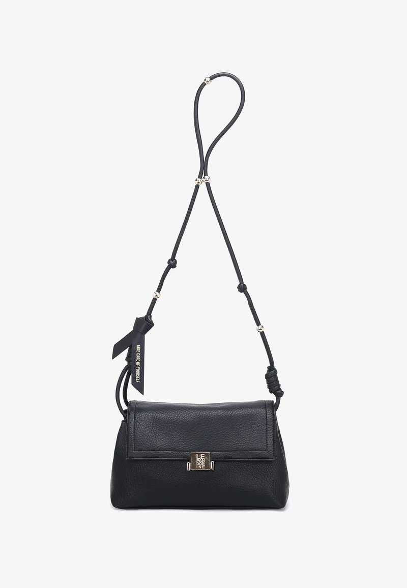 Borsa a mano in pelle nera di forma rettangolare, con chiusura metallica, tracolla annodata e etichetta di tessuto con testo. Texture liscia.