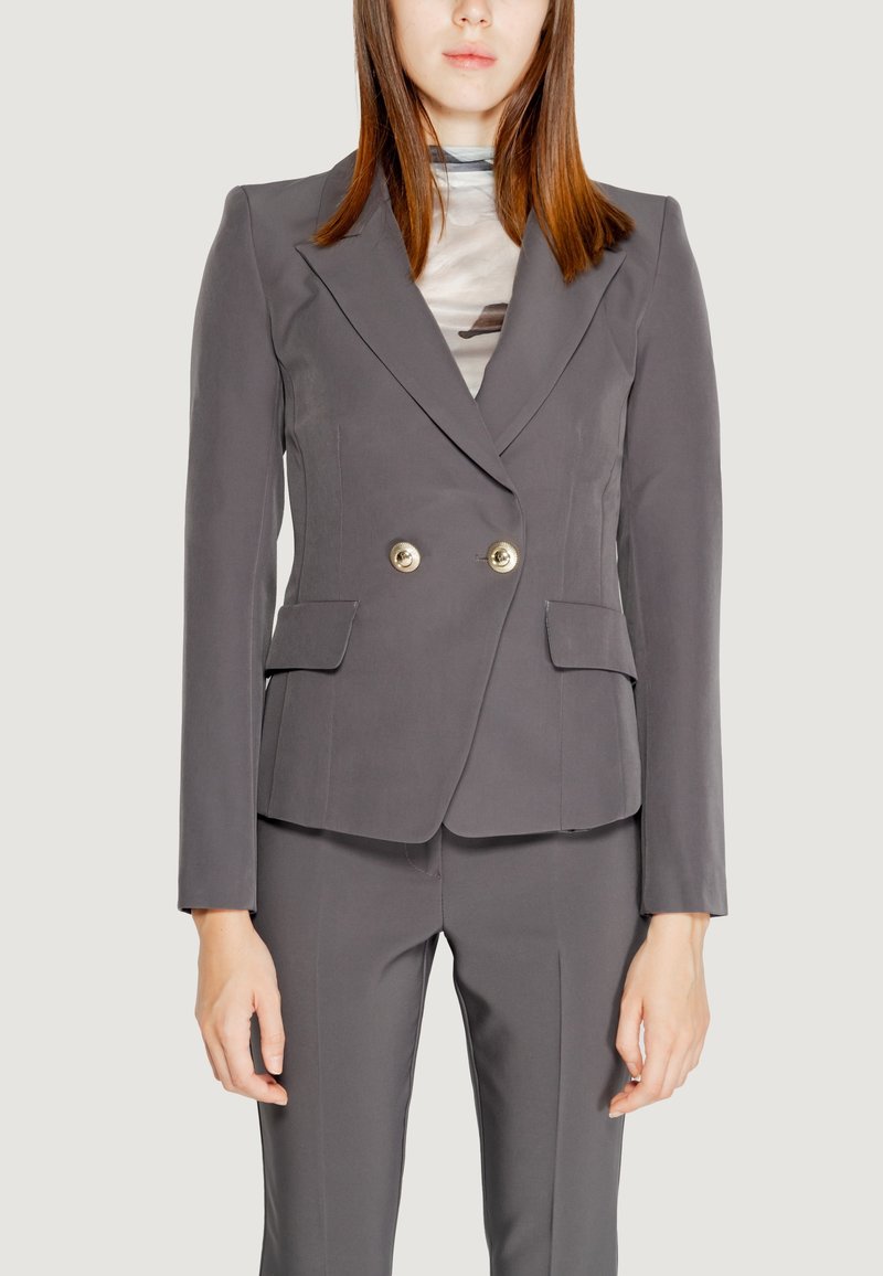 Blazer grigio doppiopetto con bottoni dorati, rever a punta e tasche laterali. Tessuto liscio con una vestibilità sartoriale. Adatto per ambienti professionali.