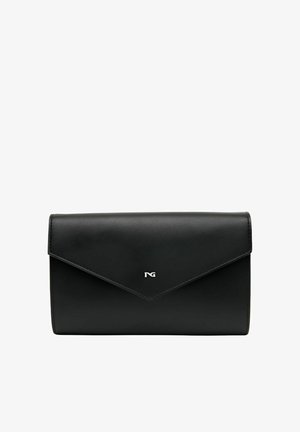 Sort læder clutch med et kuvert-design, der har et sølvlogo på forsiden og en glat overflade. Ingen synlig hardware eller detaljer.