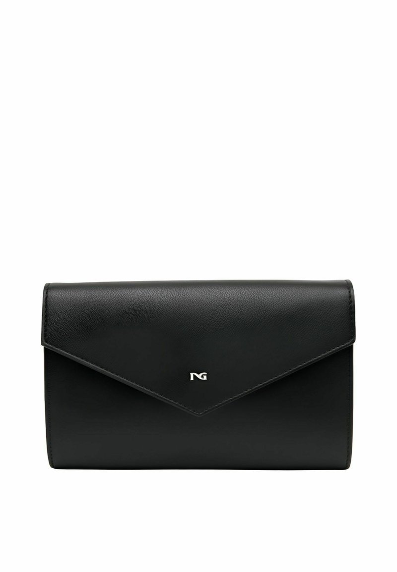 Sort læder clutch med et kuvert-design, der har et sølvlogo på forsiden og en glat overflade. Ingen synlig hardware eller detaljer.