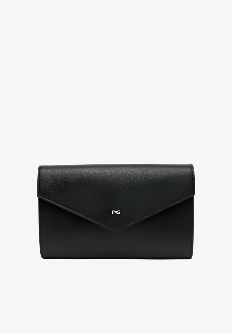 Sort læder clutch med et kuvert-design, der har et sølvlogo på forsiden og en glat overflade. Ingen synlig hardware eller detaljer.