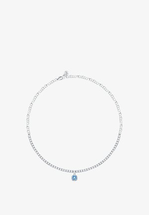 Collana in argento con un piccolo pendente blu, caratterizzata da pietre trasparenti lungo la catena e una chiusura sicura sul retro.