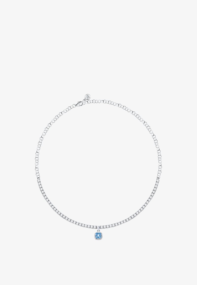 Silberne Kettenhalskette mit einem kleinen blauen Anhänger, der durchsichtige Steine entlang der Kette aufweist und einen sicheren Verschluss auf der Rückseite hat.