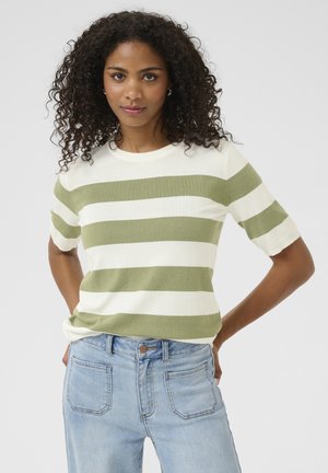 T-shirt en tricot à manches courtes, rayé olive et blanc, avec un col rond, associé à un jean taille haute bleu clair. Tissu doux, coupe décontractée.
