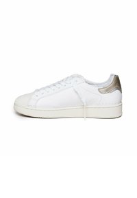 Sneaker bianco con tomaia in pelle liscia, lacci piatti, suola in gomma testurizzata e un accento metallico dorato sul tallone. Design e forma classici.