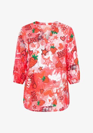 Kirkaanpunainen puolipitkähiha pusero, jossa on mansikoita, sydämiä, tähtiä ja "LOVE"-teksti eri fonteilla ja kokoisina.