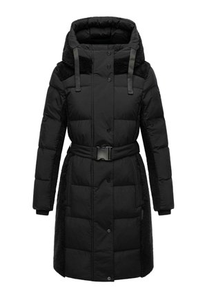 Doudoune noire avec une taille ceinturée, dotée d'un col en fourrure texturé, de sections rembourrées et de poches latérales avec des poignets en tissu lisse.