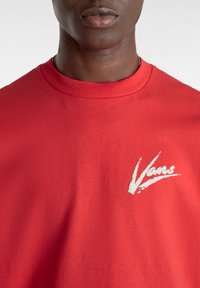 Vans BRUSH SCRIPT LOOSE FIT - Triko s potiskem - racing red marshmallow