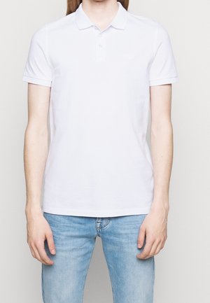 Weißes Baumwoll-Poloshirt mit kurzen Ärmeln, einem Kragen und drei Knöpfen an der Knopfleiste. Glatte Textur, schlichtes Design, keine sichtbaren Muster.