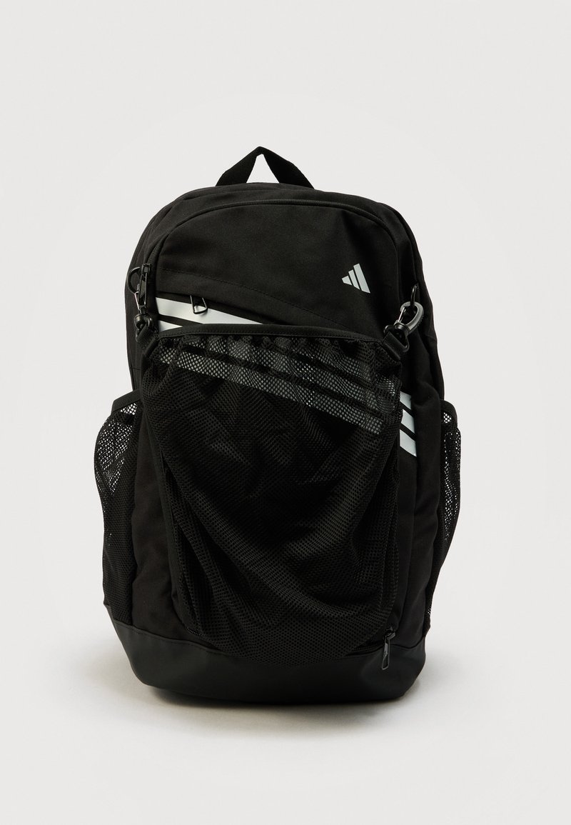 Μαύρο σακίδιο με μπροστινή θήκη από δίχτυ, πλευρικές θήκες από δίχτυ και λευκές διαγώνιες ρίγες, όρθιο σε απλό φόντο.