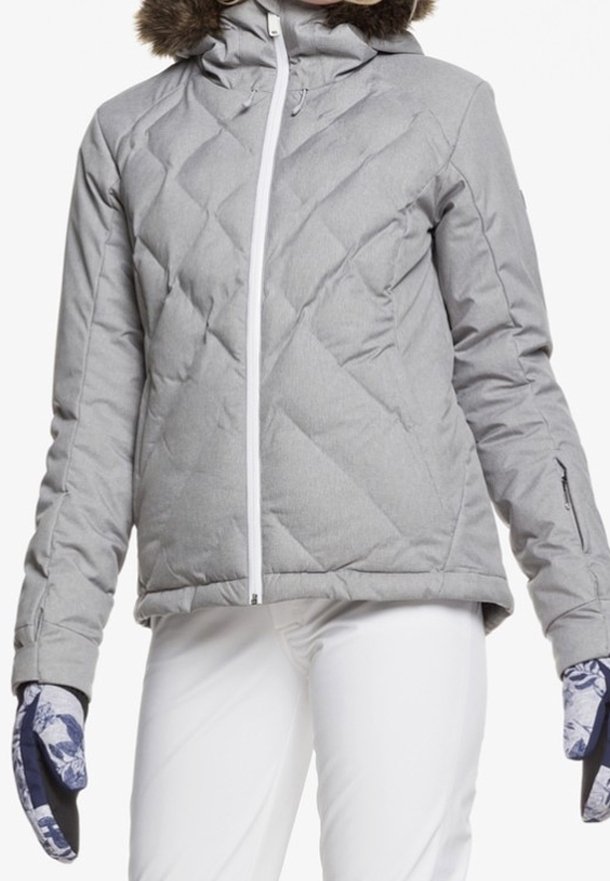 Grau gesteppten Jacke mit Kapuze, die über einen abnehmbaren Kunstfellbesatz und einen weißen Reißverschluss verfügt. Kombiniert mit gemusterten Handschuhen und weißen Hosen.