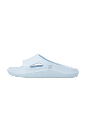 Sandale à enfiler bleu clair avec bout ouvert, découpes latérales, semelle intérieure moulée et logo "R" en relief sur le côté.