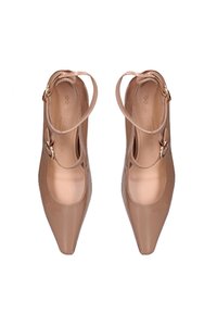 Nude patentleren hoge hakken met een spitse neus, enkelbandje en gouden gespsluiting. Gladde textuur en elegant design.