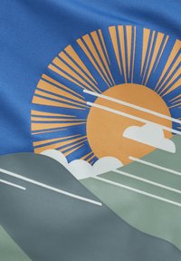 Färggård design med en stor orange sol med strålar, blå bakgrund, vita moln och lager av gröna kullar med vita väglinjer.